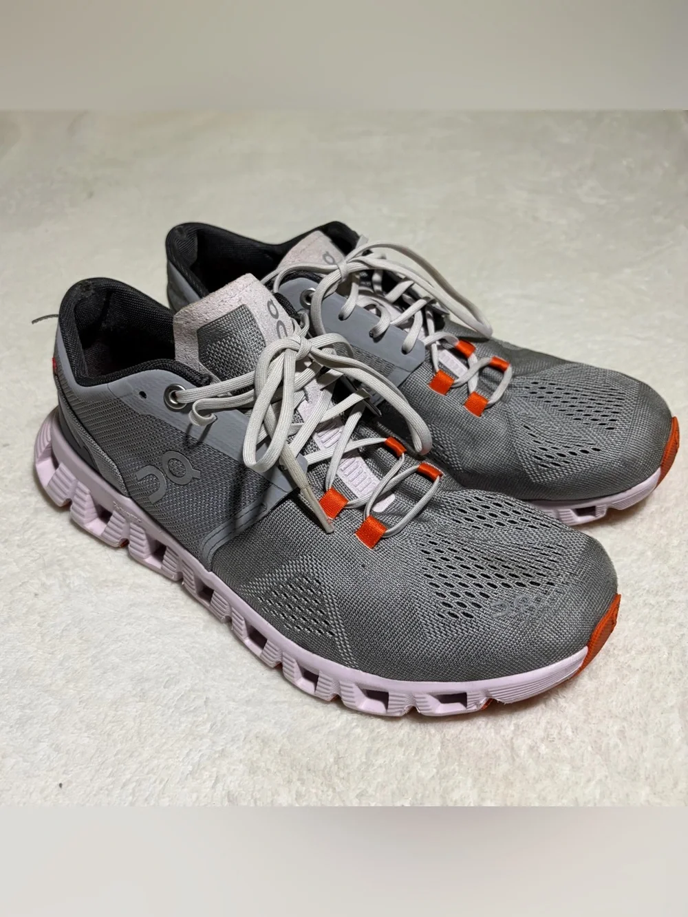 On Running Women’s Cloud Running Shoe in Light Gray with Pink Accents Sz 8.5